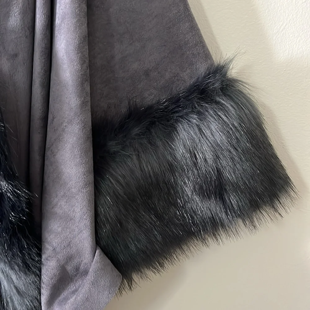 JAYLEY Grey Faux Fur Faux Suede Cape - Picture 5 of 13